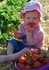 Schneller als gedacht - ab sofort ist unser Erdbeerfeld wieder für euch geöffnet!
Und jetzt sind die Erdbeeren besonders groß und saftig!
Anna und Florian durften schon am Feld ihres Onkels naschen!
In der Erdbeersaison haben wir bei Schönwetter wieder erweiterte Öffnungszeiten
Montag – Samstag: 7:30 – 19:00 Uhr
Sonntag und Feiertag: 9:00 – 19:00 Uhr
Wenn das Wetter sehr wechselhaft ist einfach nachfragen ob das Feld geöffnet ist!
Wir freuen uns auf viele „naschfreudige“ Kunden!