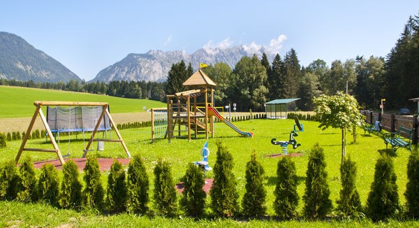 Gemischtrassiger Schulmaedchen Wald Partnertausch