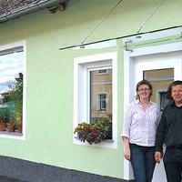 Heidi und Reinhard Derntl vor ihrem neuen Hofladen
