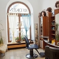 FRISEUR + HAARREPARATUR 