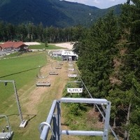 Um wieder für den nächsten Winter gerüstet zu sein haben wir heute mit der Sesselliftrevision begonnen. Heute haben wir bei den Stützen 2 und 3 das Seil abgehoben, Lager kontrolliert, diverse Aufhängu