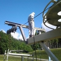 Dann haben wir die beiden Antriebsstationen der Lifte 3 und 4 komplett Sandgestrahlt, grundiert und lackiert. Glaubt uns, das war eine sandige Angelegenheit. Aber jetzt sind die Stationen nicht mehr s