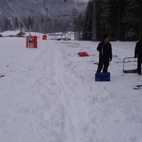 Hallo Leute!

Heute haben wir um auf Nummer sicher zu gehen die Schlepptrasse des Schleppliftes Auwiese mit ca. 30 cm Schnee versehen - das heisst: geschaufelt wie wild. Und danach mittels Skidoo und 