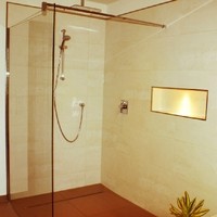 Duschbereich mit Regenkopfbrause und beleuchteter Nische