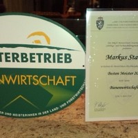 Markus hat den Imkermeisterlehrgang in der Sparte Bienenwirtschaft als bester Meister 2014 abgeschlossen.