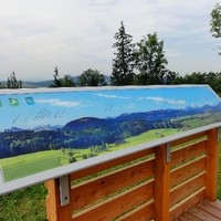 ...für alle Bergfreunde: 
 das neue Panoramabild am Schloßberg mit Beschriftung aller sichtbaren Berge und Ortschaften. Der Blick reicht an klaren Tagen bis zu den Schladminger Tauern...