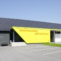 Aussenansicht Pfarrheim Lengau, Vordach Eingang aus Massivholzplatten auf Stahlkonstruktion, Exterior Max Fassadenplatten Wandverkleidung