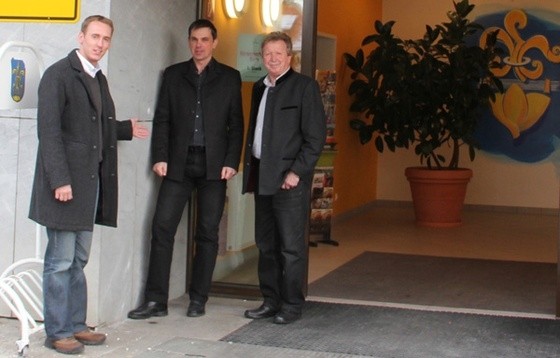 2011 Standort Infopoint Althofen mit Amtsleiter und Bürgermeister