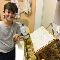 Sebastian beim Honigschleudern