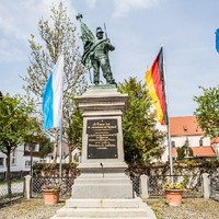 Aschheim Frühling Kriegerdenkmal