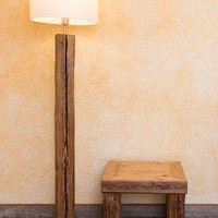 Stehlampe + Beistelltisch aus Altholz