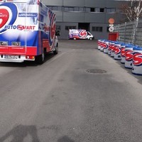 Einfahrt mit Gebäude, 2 LKW und Fassreihe TOP3