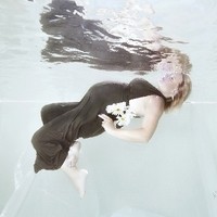 Unterwasserfotoshooting Babybauchaufnahme in Schwarzem Kleid