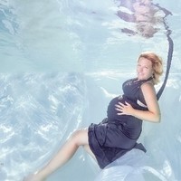 Unterwasserfotoshooting Babybauchaufnahme in Schwarzem Kleid Bild 2