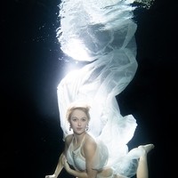 Unterwasserfotoshooting Dame im Häkelbikini und weißem Stoff