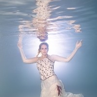 Unterwasserfotoshooting   Frau im Brautkleid