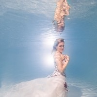 Unterwasserfotoshooting   Frau im Brautkleid Bild 2