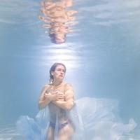 Unterwasserfotoshooting   Frau in Stoff gehüllt