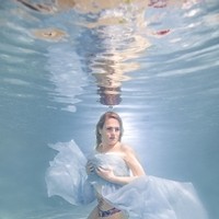 Unterwasserfotoshooting   Frau in Stoff gehüllt Bild 2
