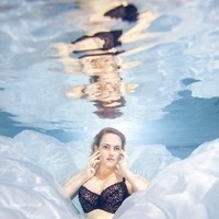 Unterwasserfotoshooting   Portrait von einer Dame