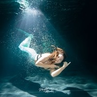 Unterwasser Fotoshooting Parthl Martin Meerjungfrau mit Blauer Schwanzflosse im glänzendem Licht