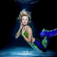 Unterwasser Fotoshooting Parthl Martin Meerjungfrau mit blau grüner Schwanzflosse