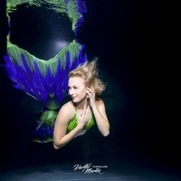 Unterwasser Fotoshooting Parthl Martin Meerjungfrau mit blau grüner Schwanzflosse