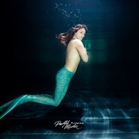 Unterwasser Fotoshooting Parthl Martin Meerjungfrau von der Seite ohne Oberteil