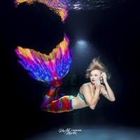 Unterwasser Fotoshooting Parthl Martin Mermaid mit großer Regenbogenflosse