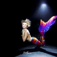 Unterwasser Fotoshooting Parthl Martin Mermaid mit großer Regenbogenflosse 