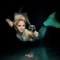 Unterwasser Fotoshooting Parthl Martin Miss Europa 2021 als Meerjungfrau mit Qualle