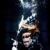 Unterwasser Fotoshooting Parthl Martin Wikinger mit Langen Haaren und einem Schwert