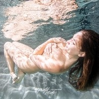 Unterwasser Fotoshooting Parthl Martin  Frau liegend schwebend Akt