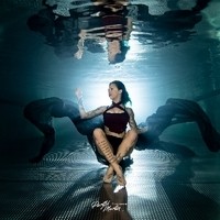 Unterwasser Fotoshooting Parthl Martin Frau mit Schwarzem Umhang, Fashion