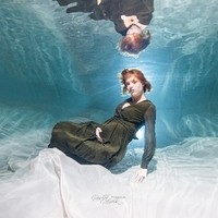 Unterwasser Babybelly  Fotoshooting Parthl Martin Schwangere Frau frei schwebend grünen Kleid