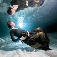 Unterwasser Babybelly  Fotoshooting Parthl Martin Schwangere Frau frei schwebend liegend im grünen Kleid