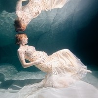 Unterwasser Babybelly  Fotoshooting Parthl Martin Schwangere Frau frei schwebend liegend