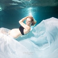 Unterwasser Babybelly  Fotoshooting Parthl Martin Schwangere Frau in großem Stoffrock