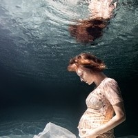 Unterwasser Babybelly  Fotoshooting Parthl Martin Schwangere Frau sitzend in braunem Kleid