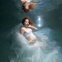 Unterwasser Babybelly Fotoshooting Parthl Martin Bauchfrei im fliegenden Rock