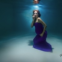 Unterwasser Babybelly Fotoshooting Parthl Martin Blaues Kleid im Schein