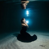 Unterwasser Babybelly Fotoshooting Parthl Martin Schwarzes Kleid Kniend