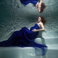 Unterwasser Babybelly Fotoshooting Parthl Martin in Langem Blauen Kleid