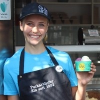 Eisverkäuferin bei Purkarthofer Eis