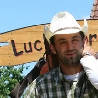 Jurgen mit Sattel vor der Ranch