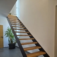 Metallstiege mit Holzstufen