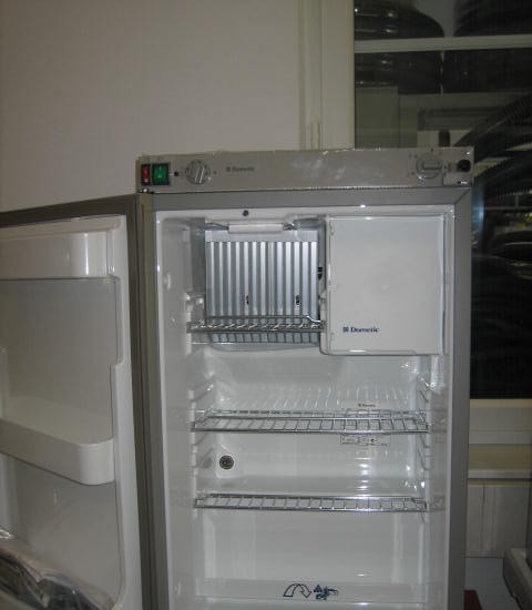 Dometic Spezial Kühlschrank für Wohnmobil 12V / 230V / Gasbetrieb