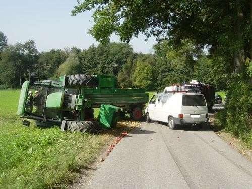 EINSATZ: Verkehrsunfall mit umgestürztem Traktor
