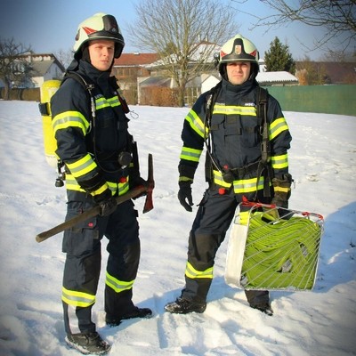 Atemschutzträger mit Feuerwehraxt und Schlauchtragekorb für den Innenangriff