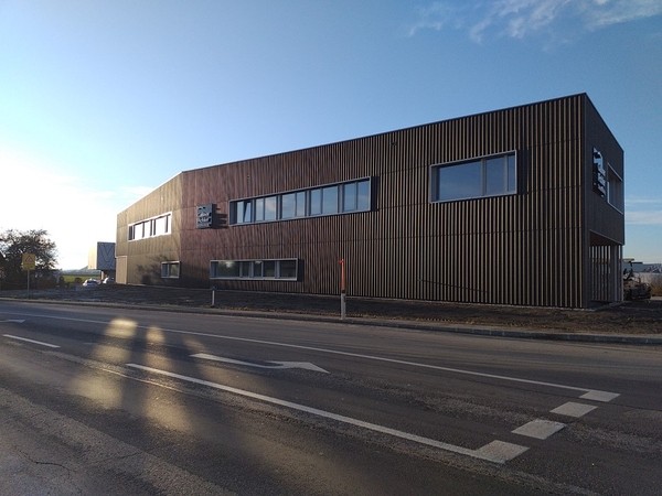 Welleternitfassade und Flachdach